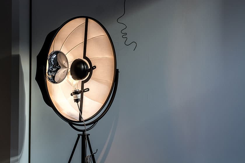 studio light on light stand