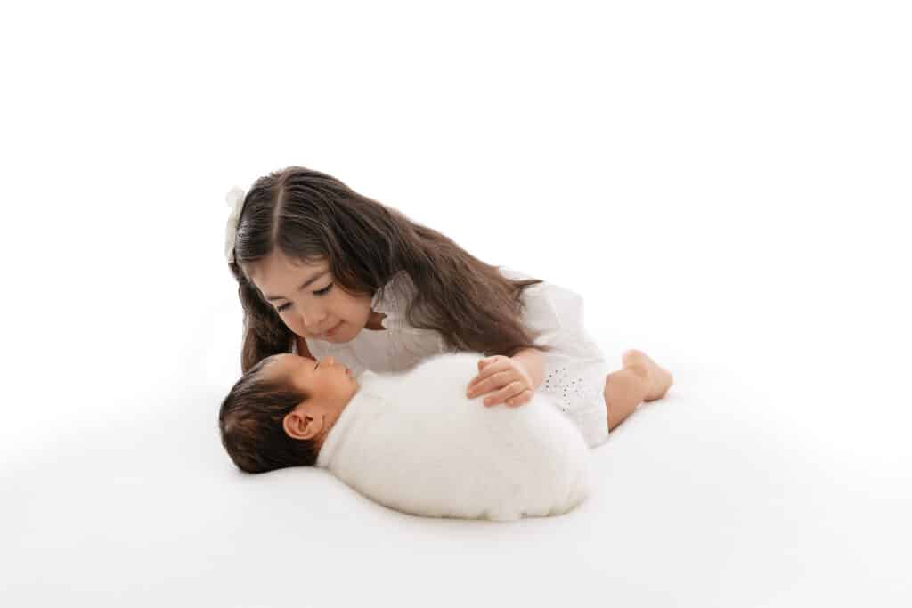 Stephanie Schnautz baby posed with sibling H1A5012