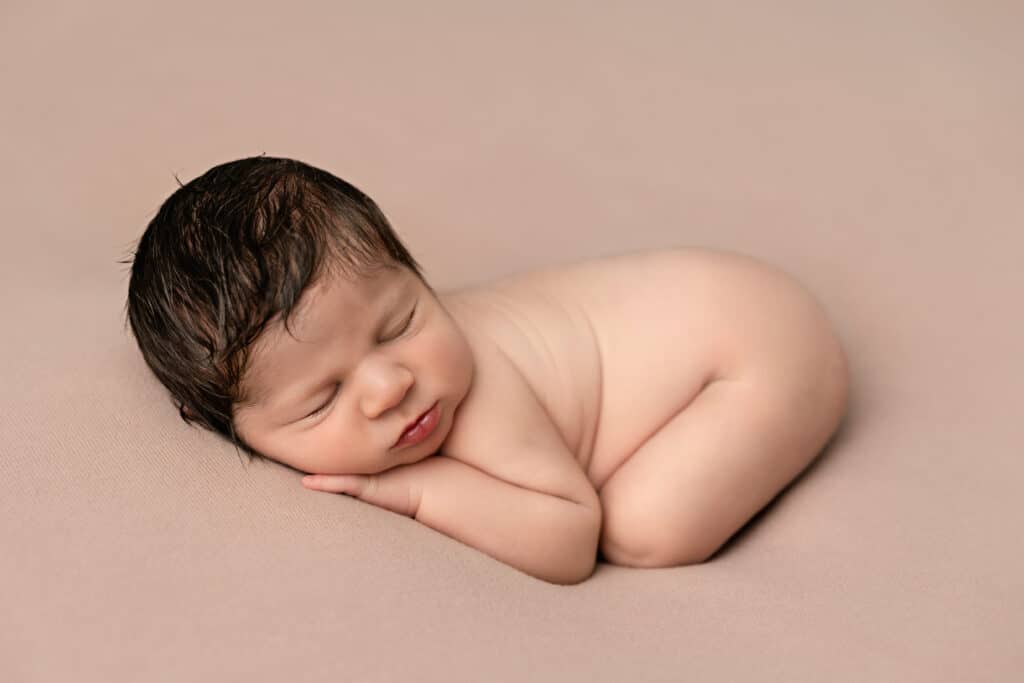 Image by Stephanie Schnautz: a simple baby pose on belly