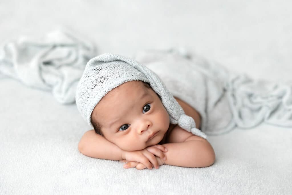 Image by Stephanie Schnautz: a simple baby pose with hat H1A9498